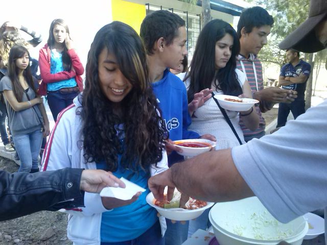 DISFRUTANDO DE LAS COMIDAS TÍPCAS DE LAS POSADAS