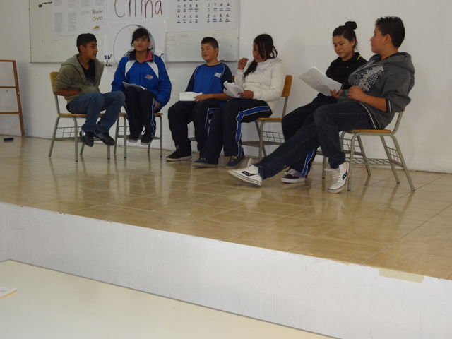 ALUMNOS EN EL TALLER DE TEATRO