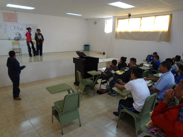ALUMNOS EN EL TALLER DE TEATRO