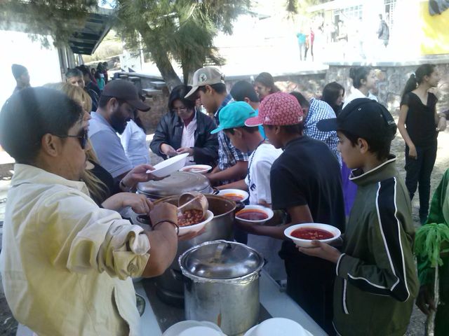 DISFRUTANDO DE LAS COMIDAS TÍPCAS DE LAS POSADAS
