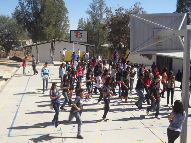 ALUMNOS Y EXALUMNOS DISFRUTANDO DE LA MÚSICA