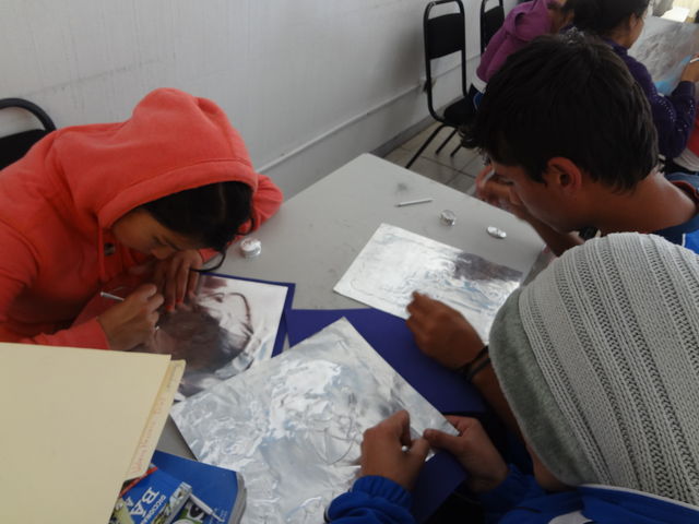 ALUMNOS EN EL TALLER DE REPUJADO DE METAL