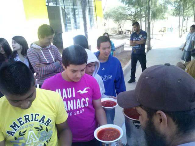 DISFRUTANDO DE LAS COMIDAS TÍPCAS DE LAS POSADAS