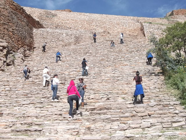 ALUMNOS DE 3ero A y B EN LA ZONA ARQUEOLÓGICA DE 