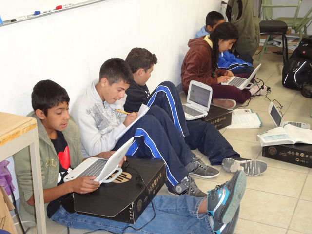 ALUMNOS DE 1ero B UTILIZANDO LAS HERRAMIENTAS TECNOLÓGICAS DEL AULA TELEMÁTICA