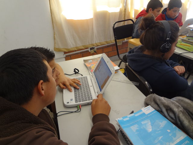 ALUMNOS  DE 1ero A, REFORZANDO LOS CONTENIDOS CON AYUDA DE LOS MEDIOS TECNOLÓGICOS Y OBJETOS DE APRENDIZADE INCLUIDOS EN EL AULA TELEMÁTICA DE HDT.