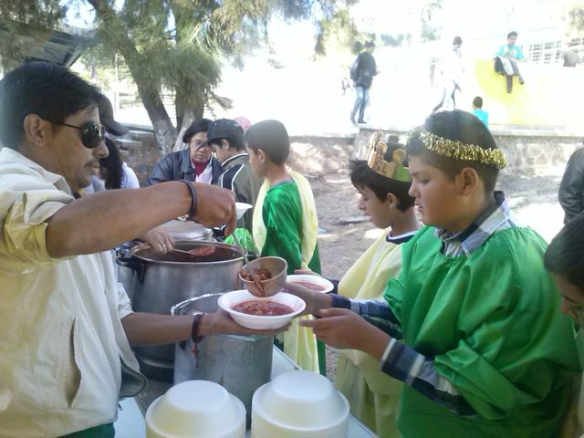 DISFRUTANDO DE LAS COMIDAS TÍPCAS DE LAS POSADAS