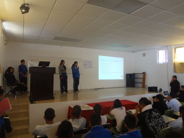 ALUMNOS DE PRIMERO REALIZANDO LA DEMOSTRACIÓN DE LO APRENDIDO