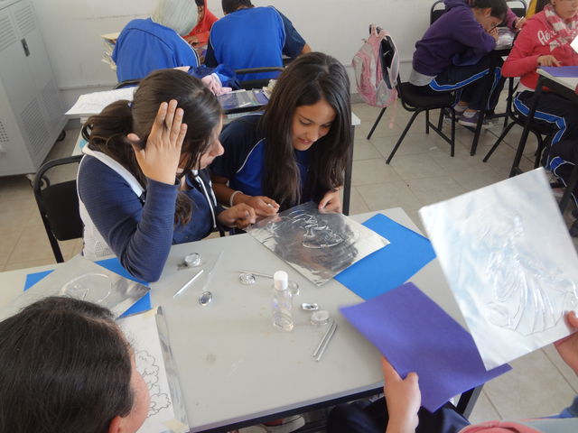 ALUMNOS EN EL TALLER DE REPUJADO DE METAL