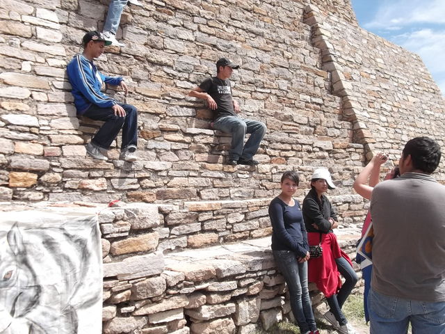 ALUMNOS DE 3ero A y B EN LA ZONA ARQUEOLÓGICA DE 