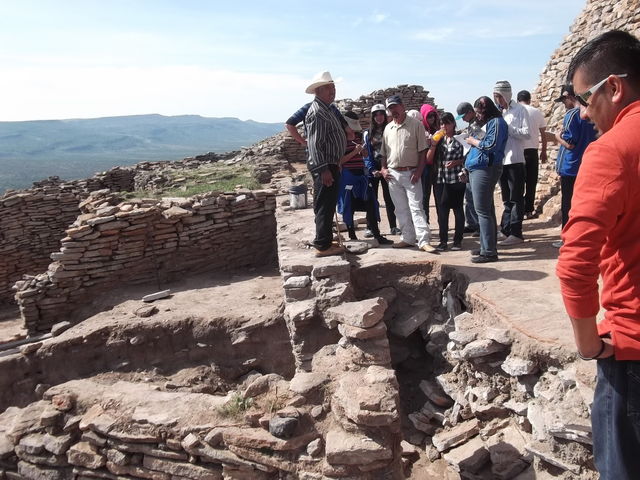 ALUMNOS DE 3ero A y B EN LA ZONA ARQUEOLÓGICA DE 