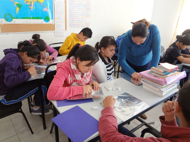 ALUMNOS EN EL TALLER DE REPUJADO DE METAL