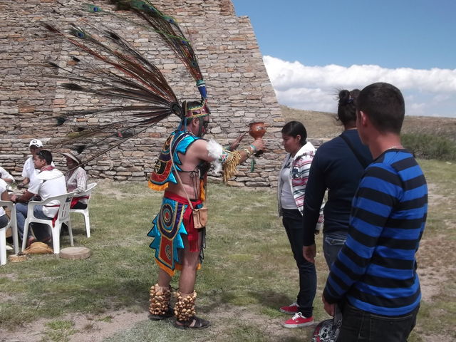 ALUMNOS DE 3ero A y B EN LA ZONA ARQUEOLÓGICA DE 