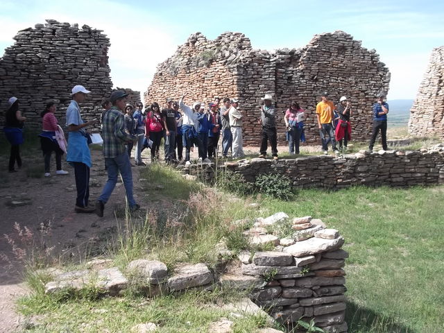 ALUMNOS DE 3ero A y B EN LA ZONA ARQUEOLÓGICA DE 