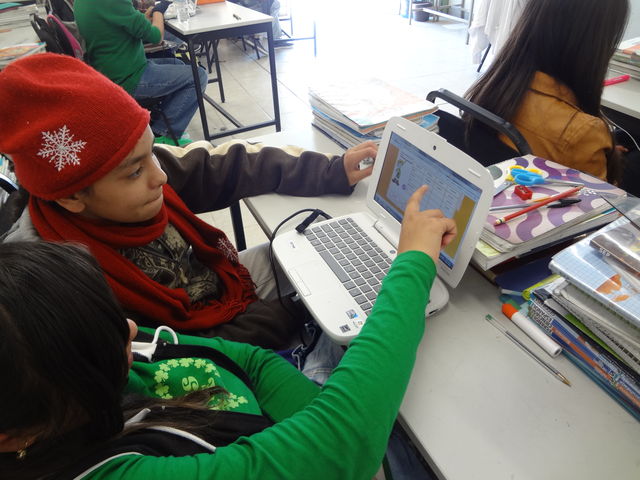 ALUMNOS  DE 1ero A, REFORZANDO LOS CONTENIDOS CON AYUDA DE LOS MEDIOS TECNOLÓGICOS Y OBJETOS DE APRENDIZADE INCLUIDOS EN EL AULA TELEMÁTICA DE HDT.