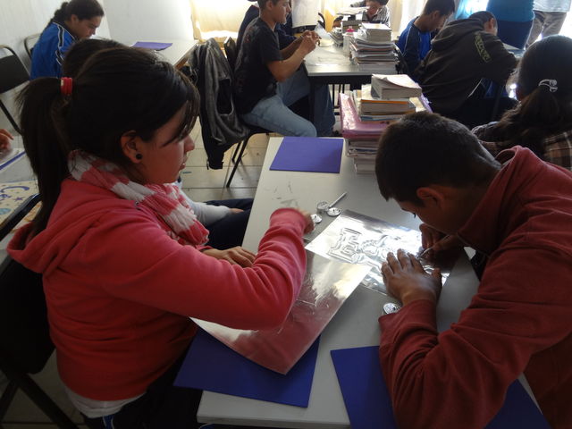 ALUMNOS EN EL TALLER DE REPUJADO DE METAL