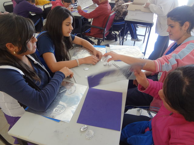 ALUMNOS EN EL TALLER DE REPUJADO DE METAL