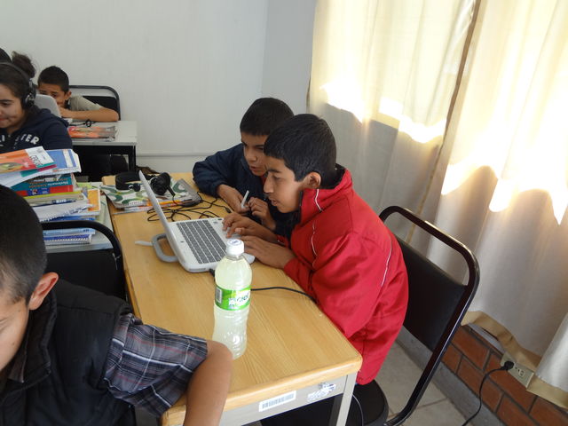 ALUMNOS  DE 1ero A, REFORZANDO LOS CONTENIDOS CON AYUDA DE LOS MEDIOS TECNOLÓGICOS Y OBJETOS DE APRENDIZADE INCLUIDOS EN EL AULA TELEMÁTICA DE HDT.