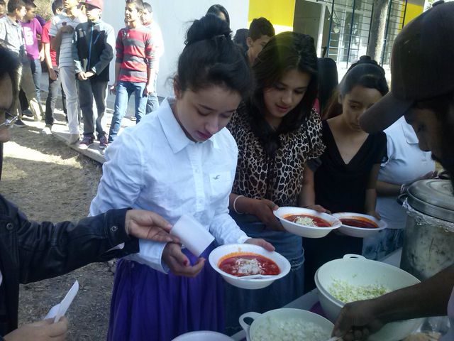 DISFRUTANDO DE LAS COMIDAS TÍPCAS DE LAS POSADAS