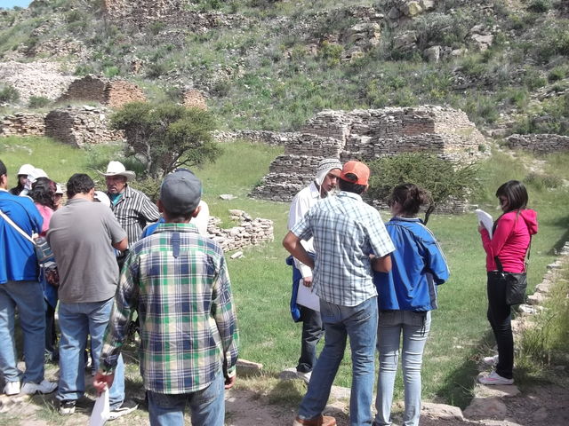 ALUMNOS DE 3ero A y B EN LA ZONA ARQUEOLÓGICA DE 