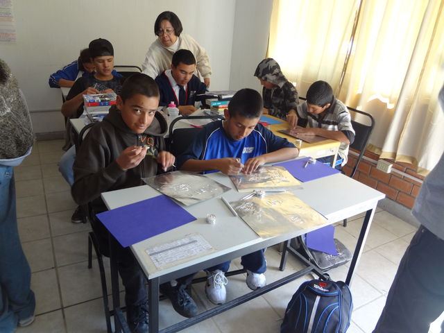 ALUMNOS EN EL TALLER DE REPUJADO DE METAL