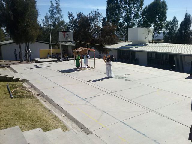 ALUMNOS DE TEATRO REPRESENTANDO LA PASTORELA.